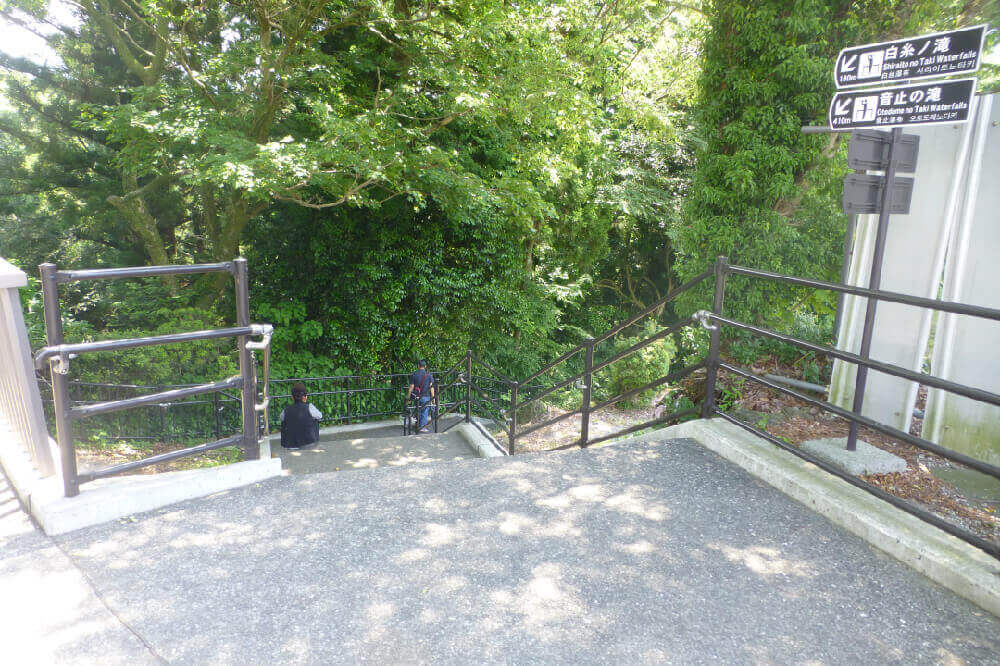 「お鬢水」側階段から滝壺へ出発