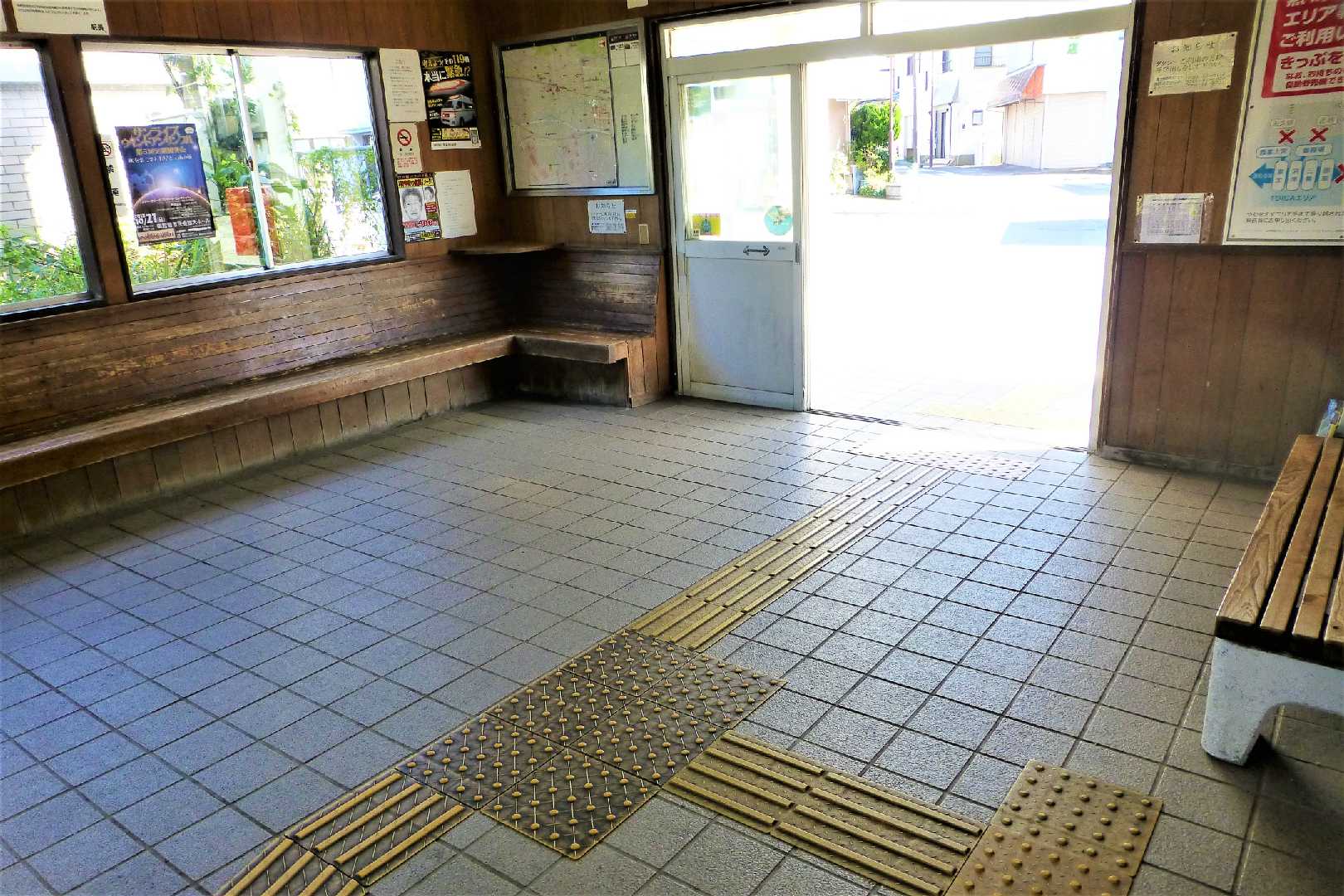 富士岡駅 駅舎内