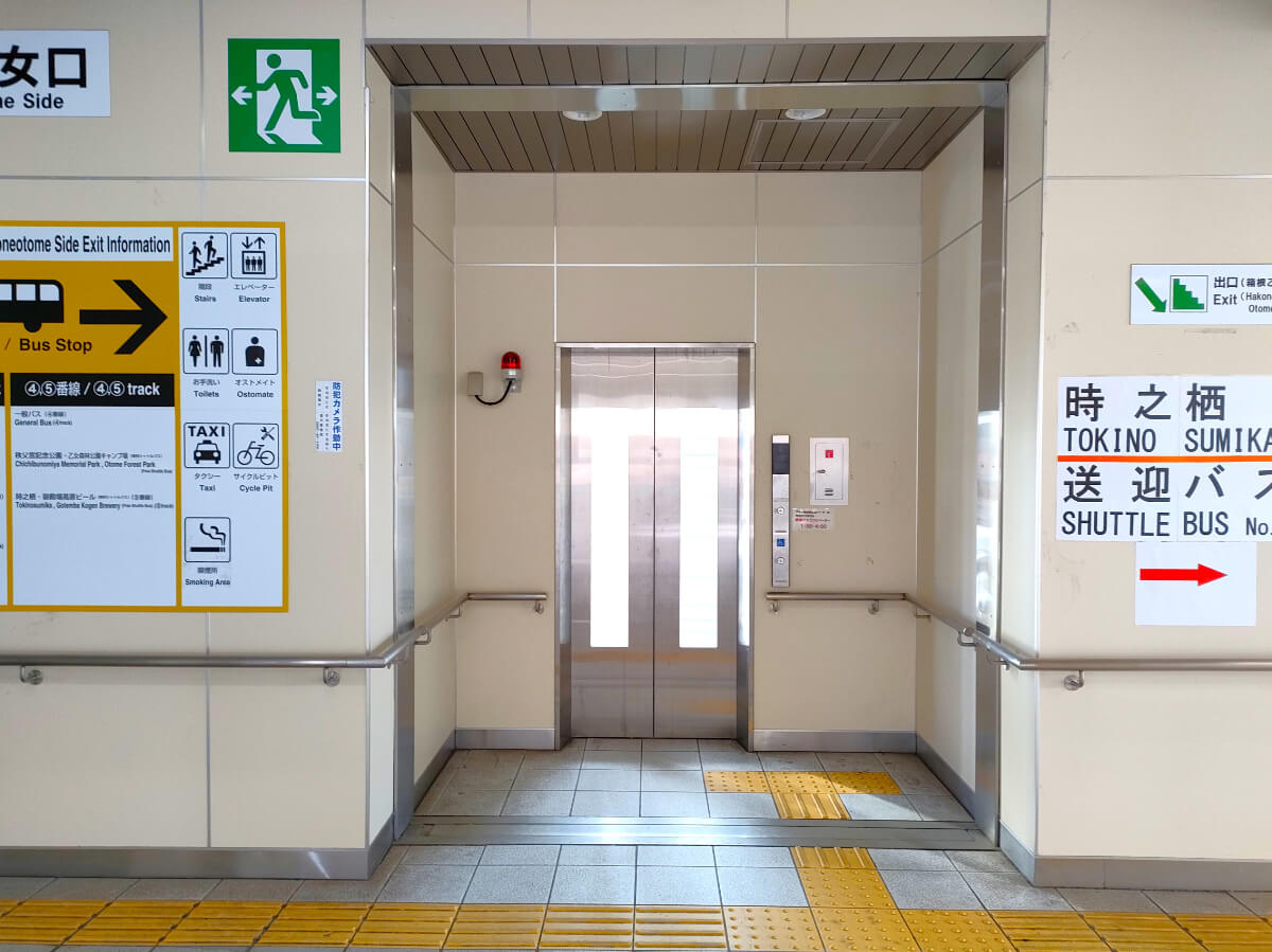 御殿場駅 乙女口　エレベーターは連絡通路の突き当り