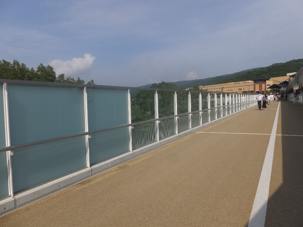 御殿場 アウトレット 「希望の大橋」中央部分に来ると、両サイドの壁が透明になり下を覗くことができます