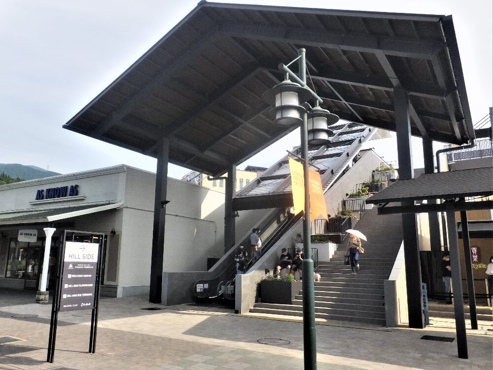 御殿場 アウトレット 「イーストゾーン」から「ヒルサイド」へむかう階段の様子