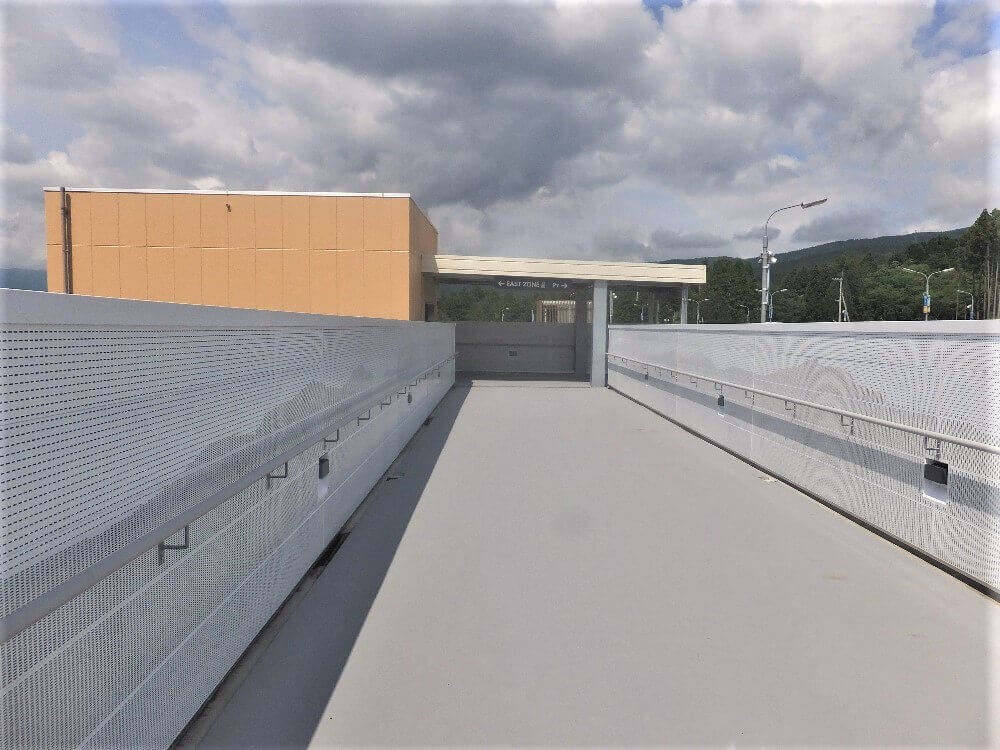 御殿場 アウトレット 第7駐車場 地階に到着するエレベーター