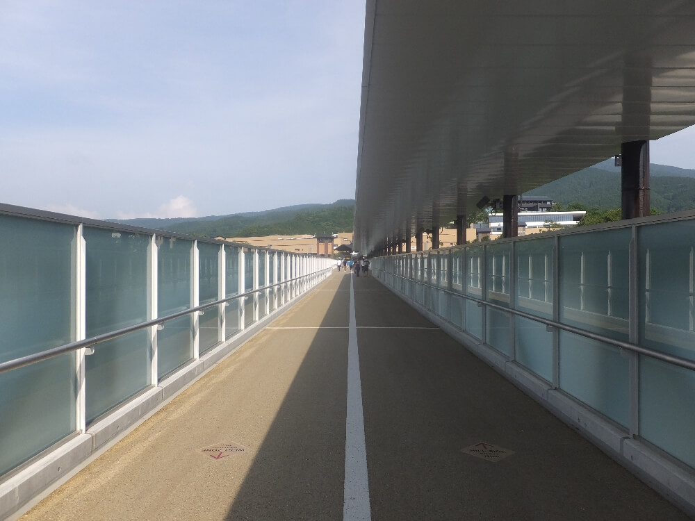 御殿場 アウトレット 「希望の大橋」は片側に屋根が設けられています
