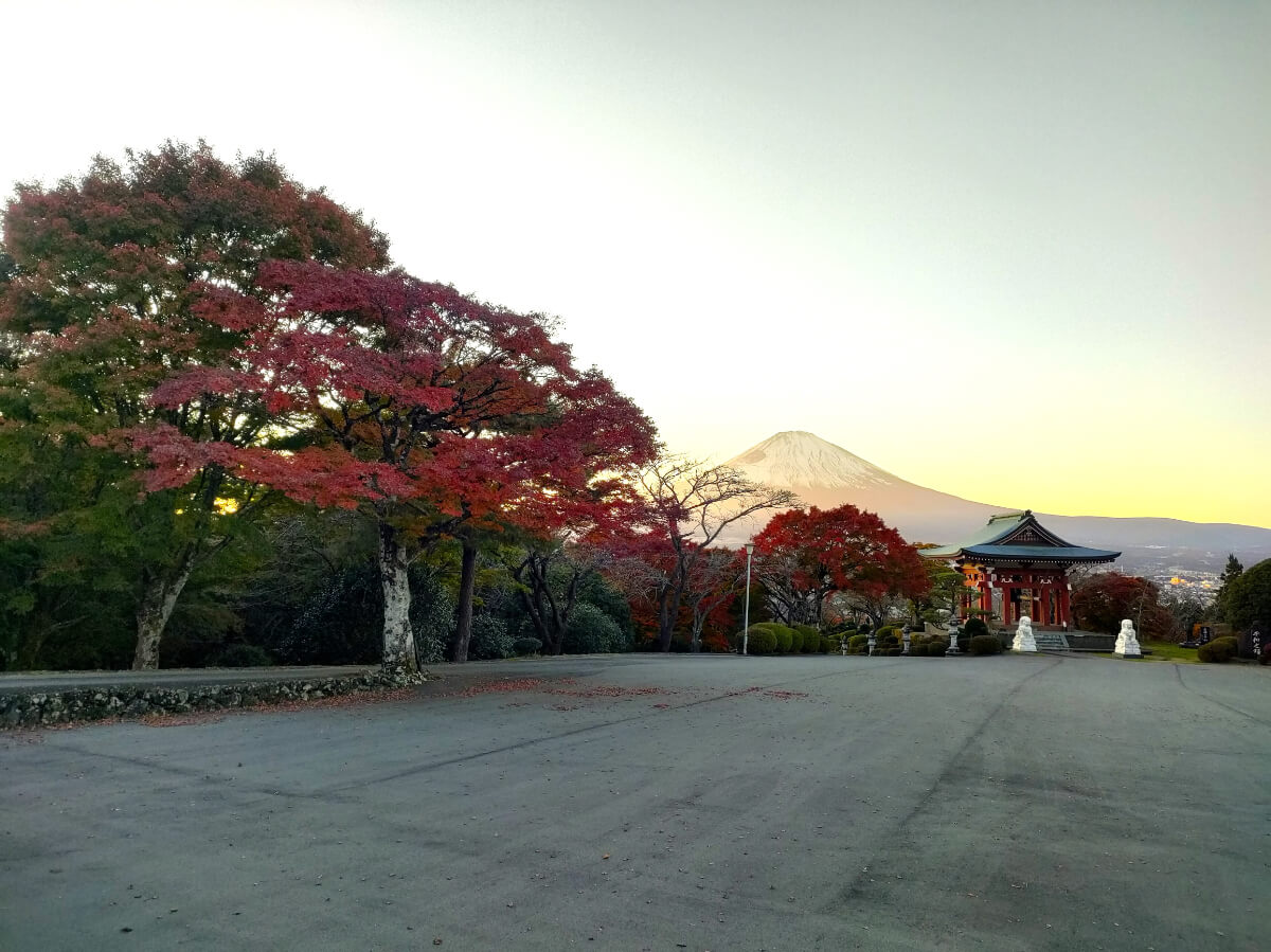 平和の鐘と富士山