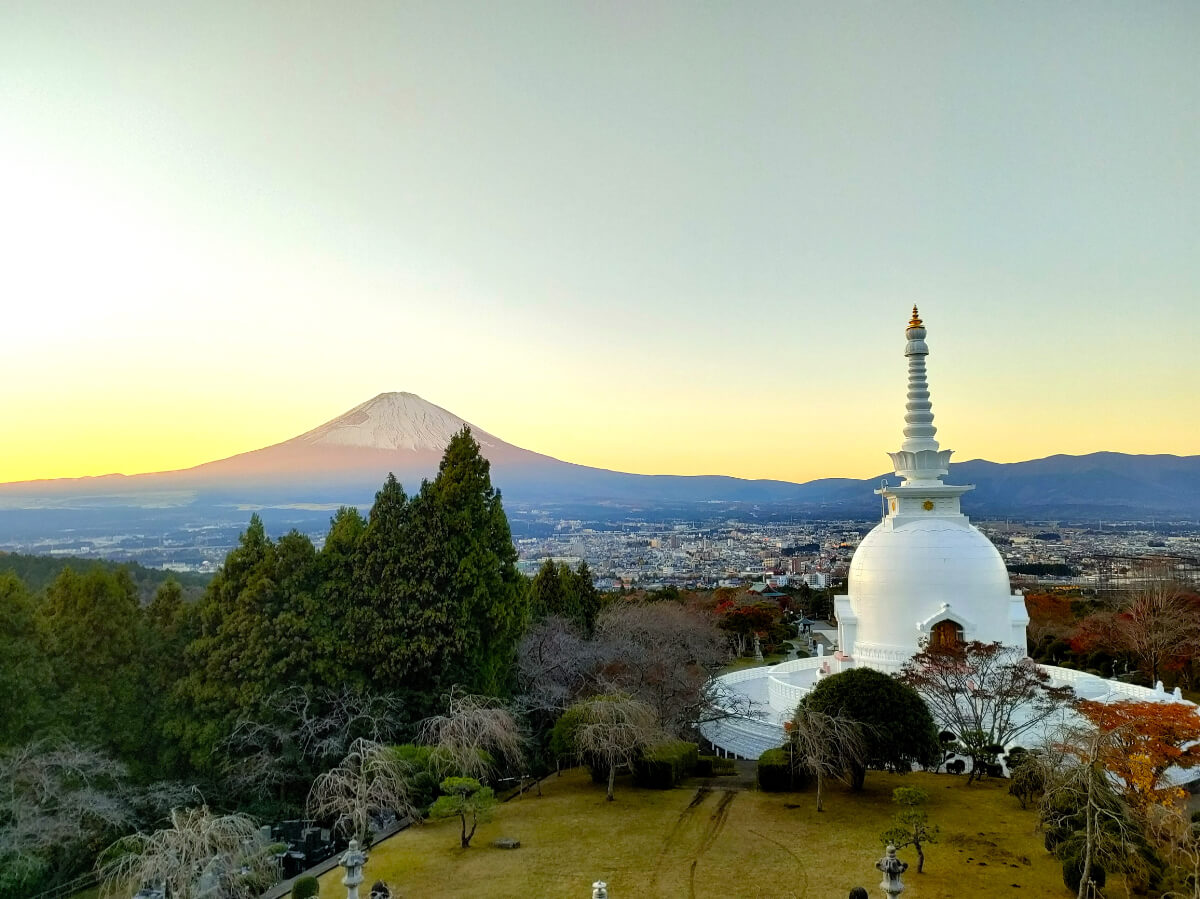 仏舎利塔と富士山