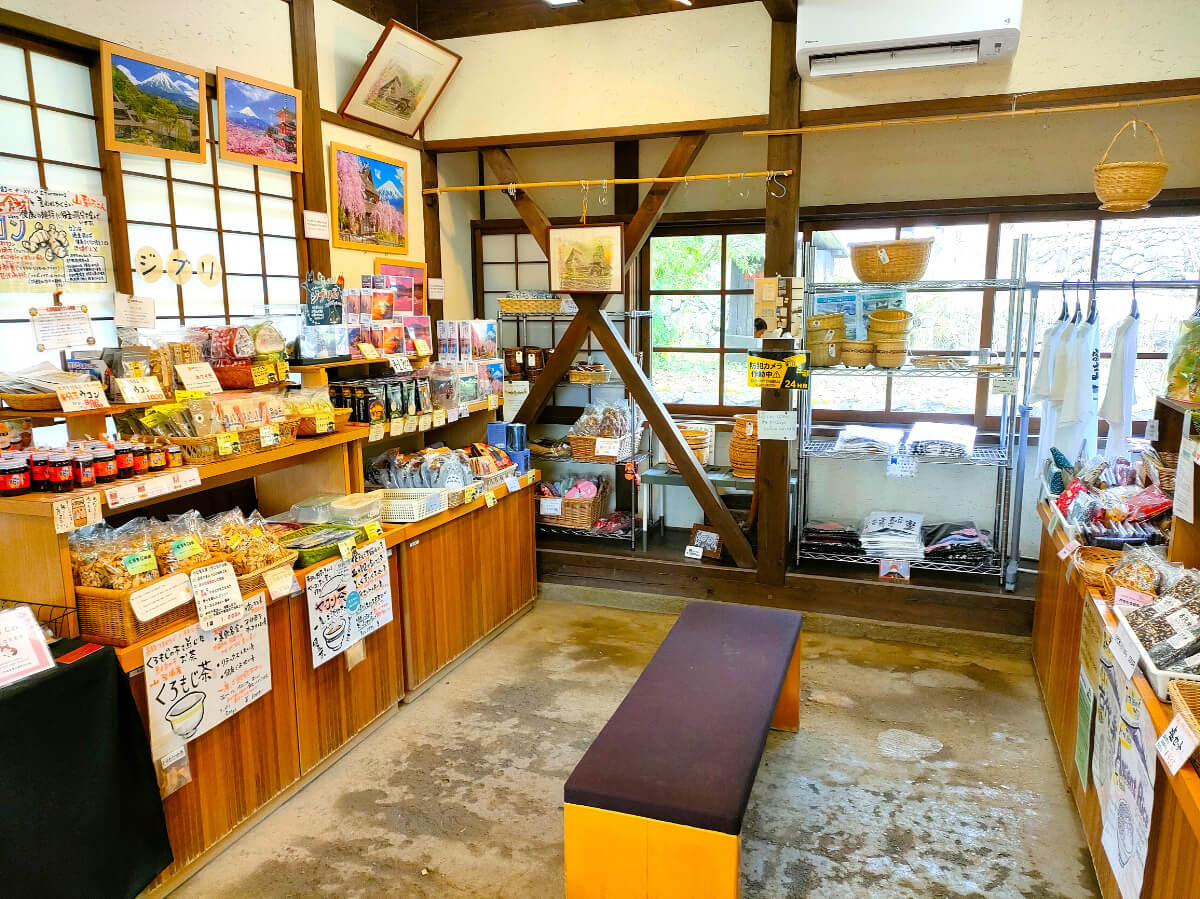 西湖いやしの里根場 特産品加工場 店内