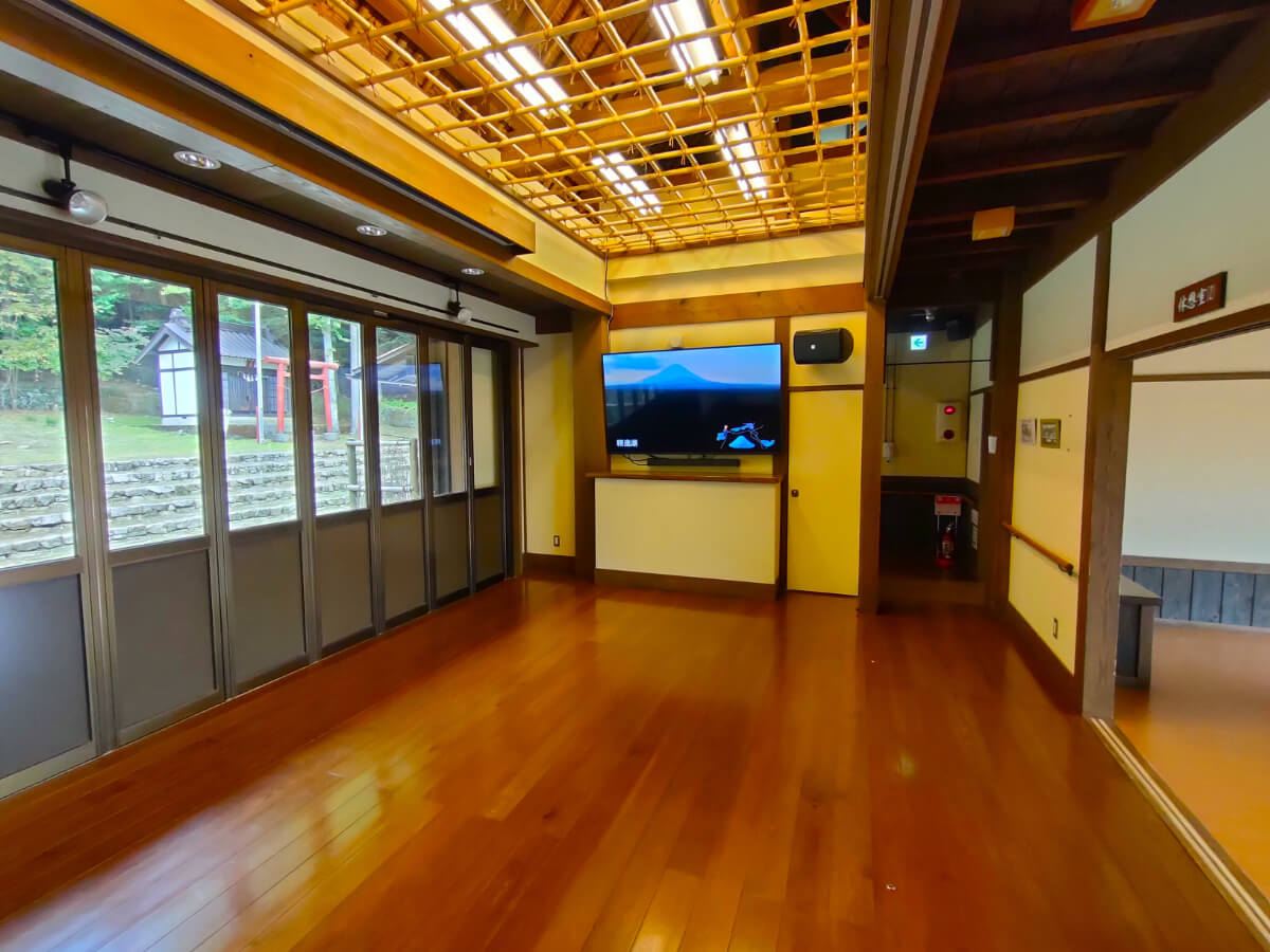 西湖いやしの里根場 ごろ寝館ホール