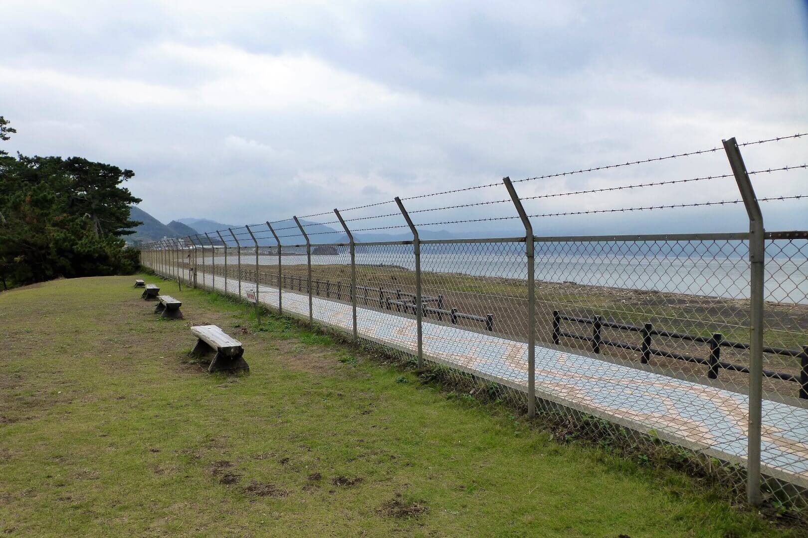 沼津御用邸記念公園 牛臥海岸方面前のベンチ