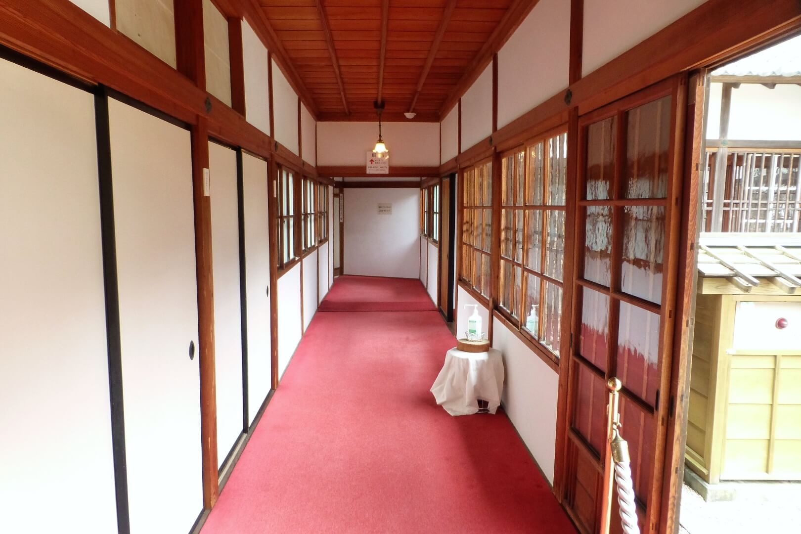 沼津御用邸記念公園 西附属邸 玄関を入ってすぐにある廊下
