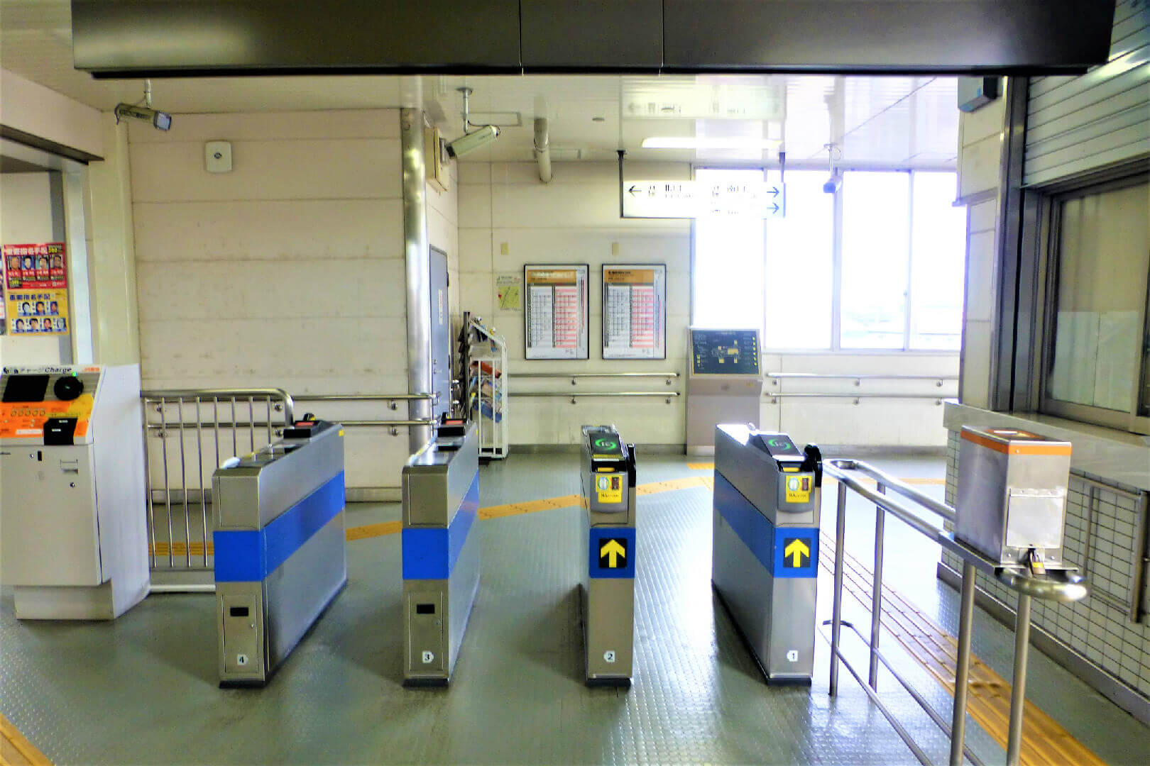 片浜駅 改札口
