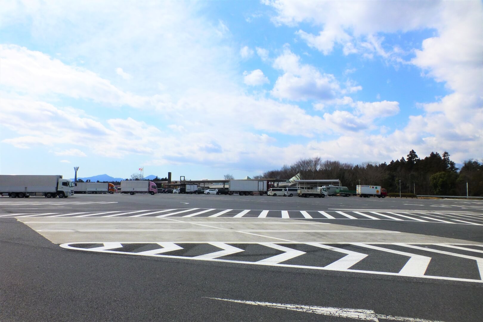 スマートIC通過後の普通車駐車場