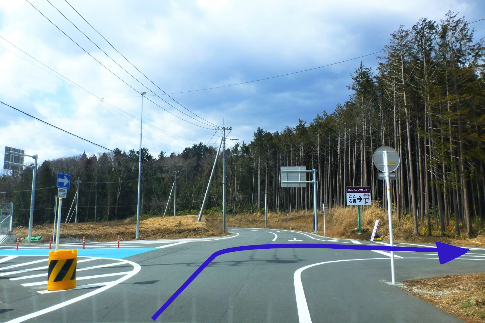 足柄スマートIC下り線の出口付近の跨道橋