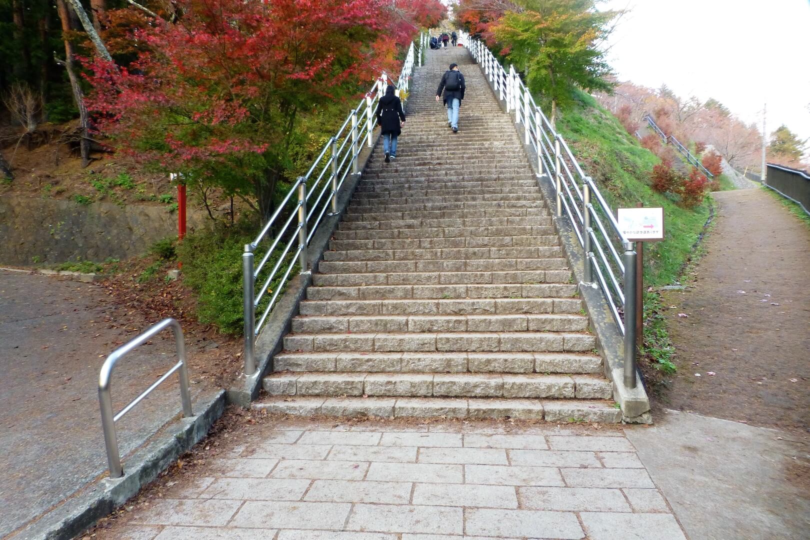 新倉山浅間公園 緩やかな遊歩道