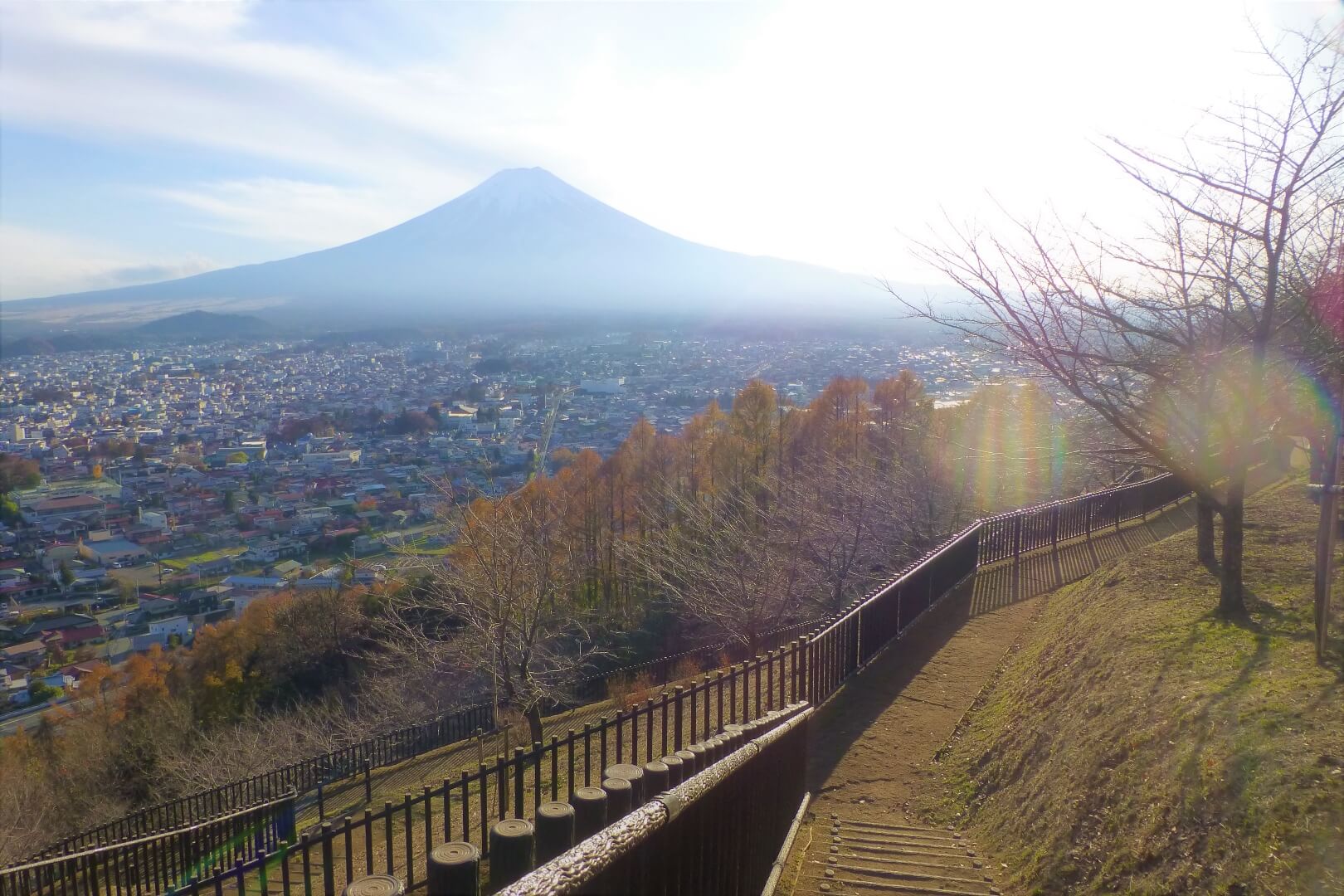 新倉山浅間公園 緩やかな遊歩道からの景色
